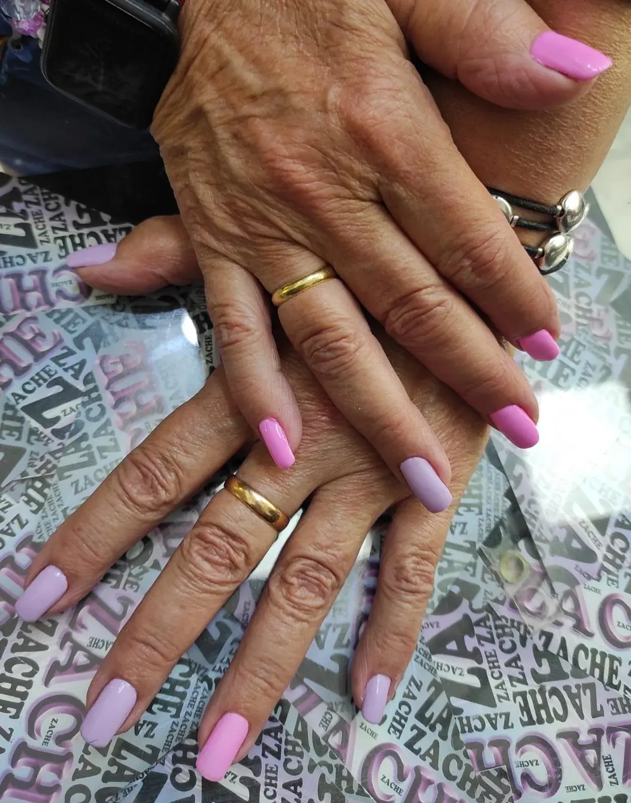 Manicura en tonos rosa y lavanda realizada en Zache