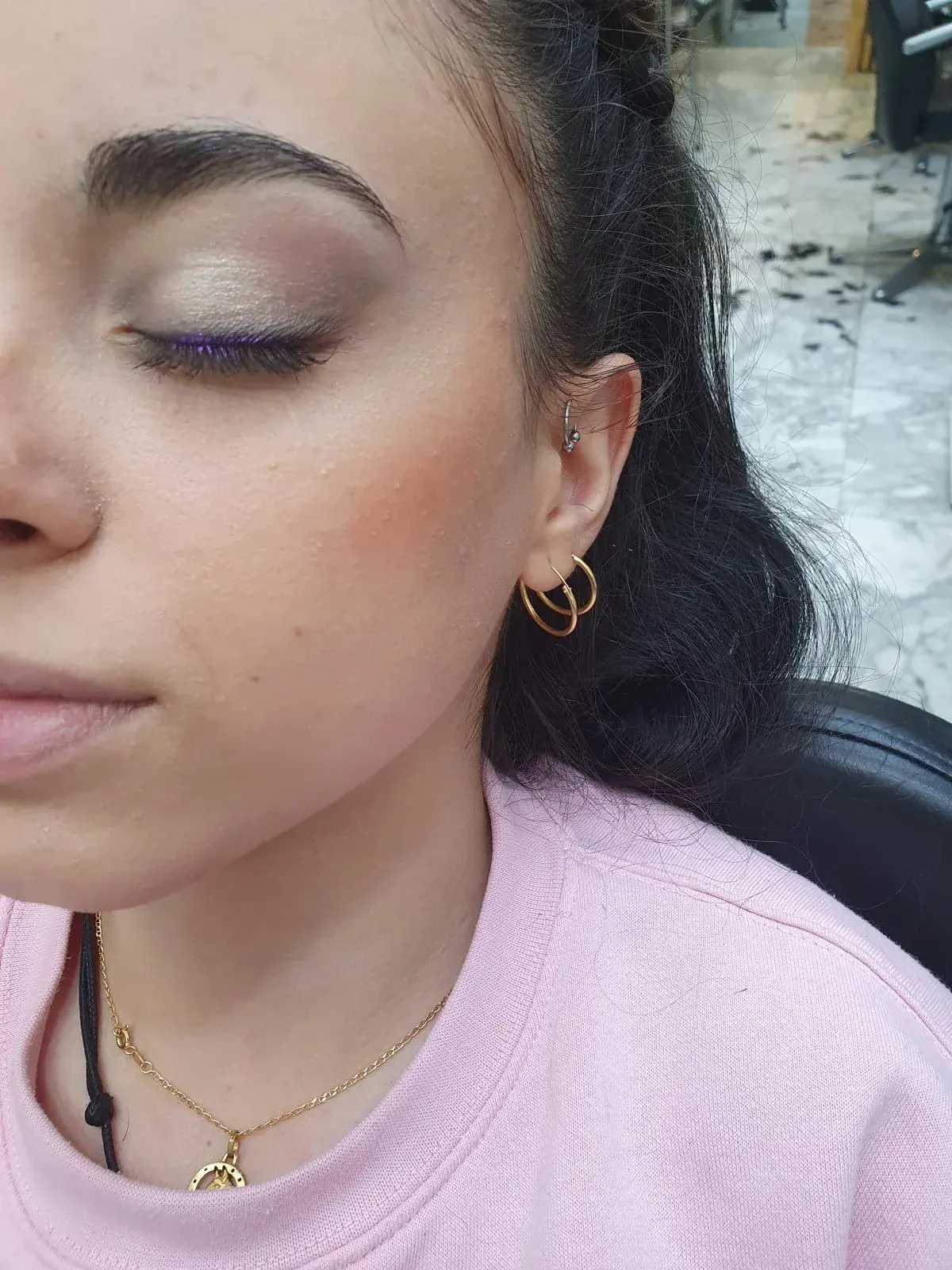 Maquillaje natural con detalle violeta en los ojos