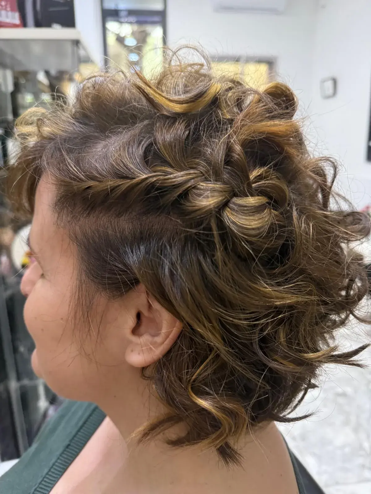 Peinado corto con ondas y trenza lateral