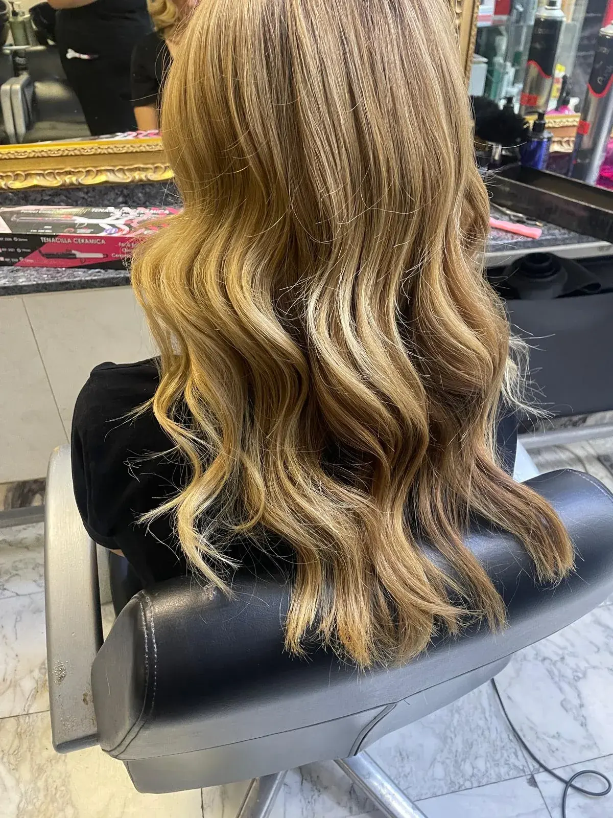 Resultado de color rubio con ondas luminosas en Zache Peluqueros