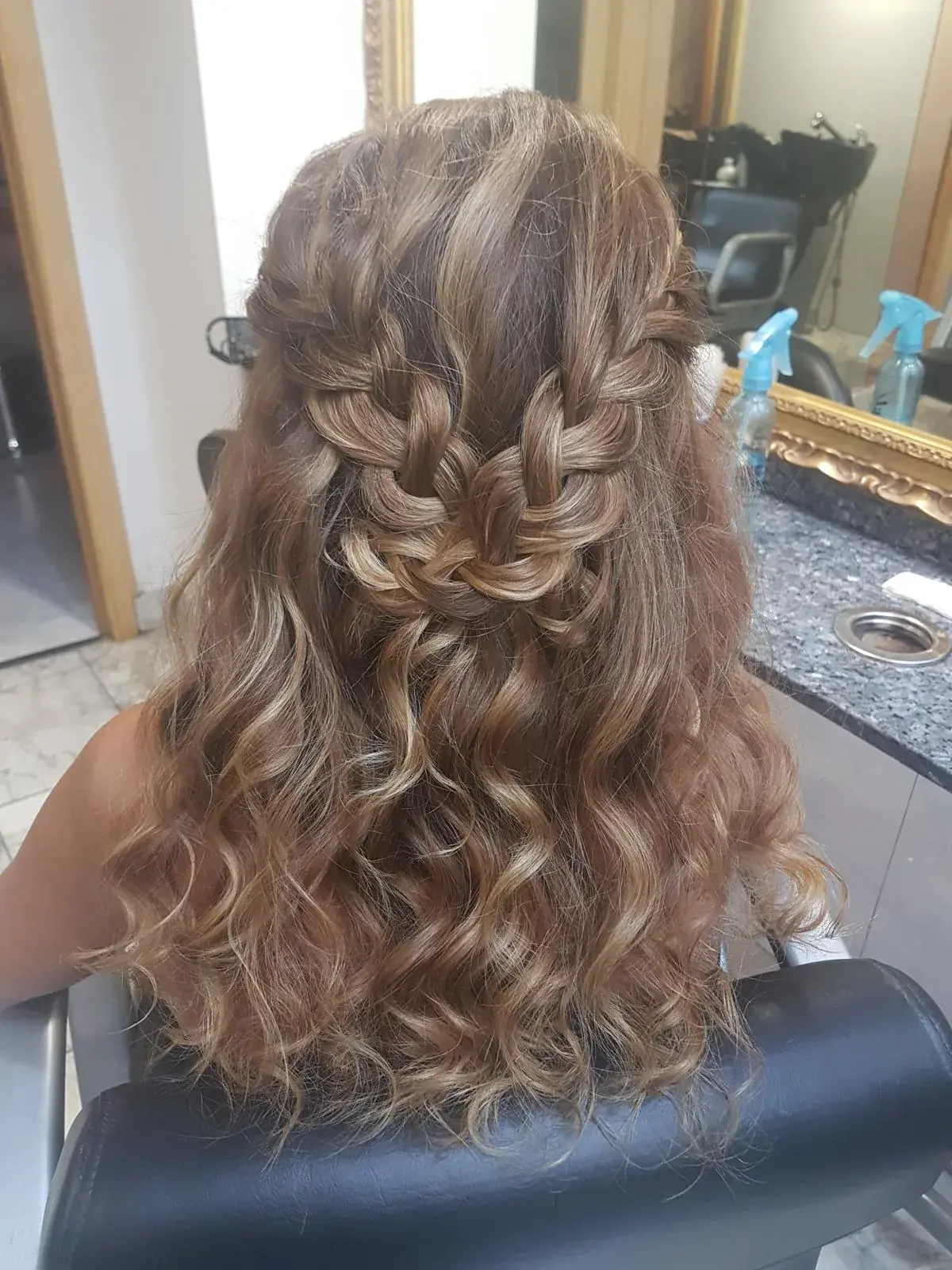Semirrecogido de ondas con trenzado posterior