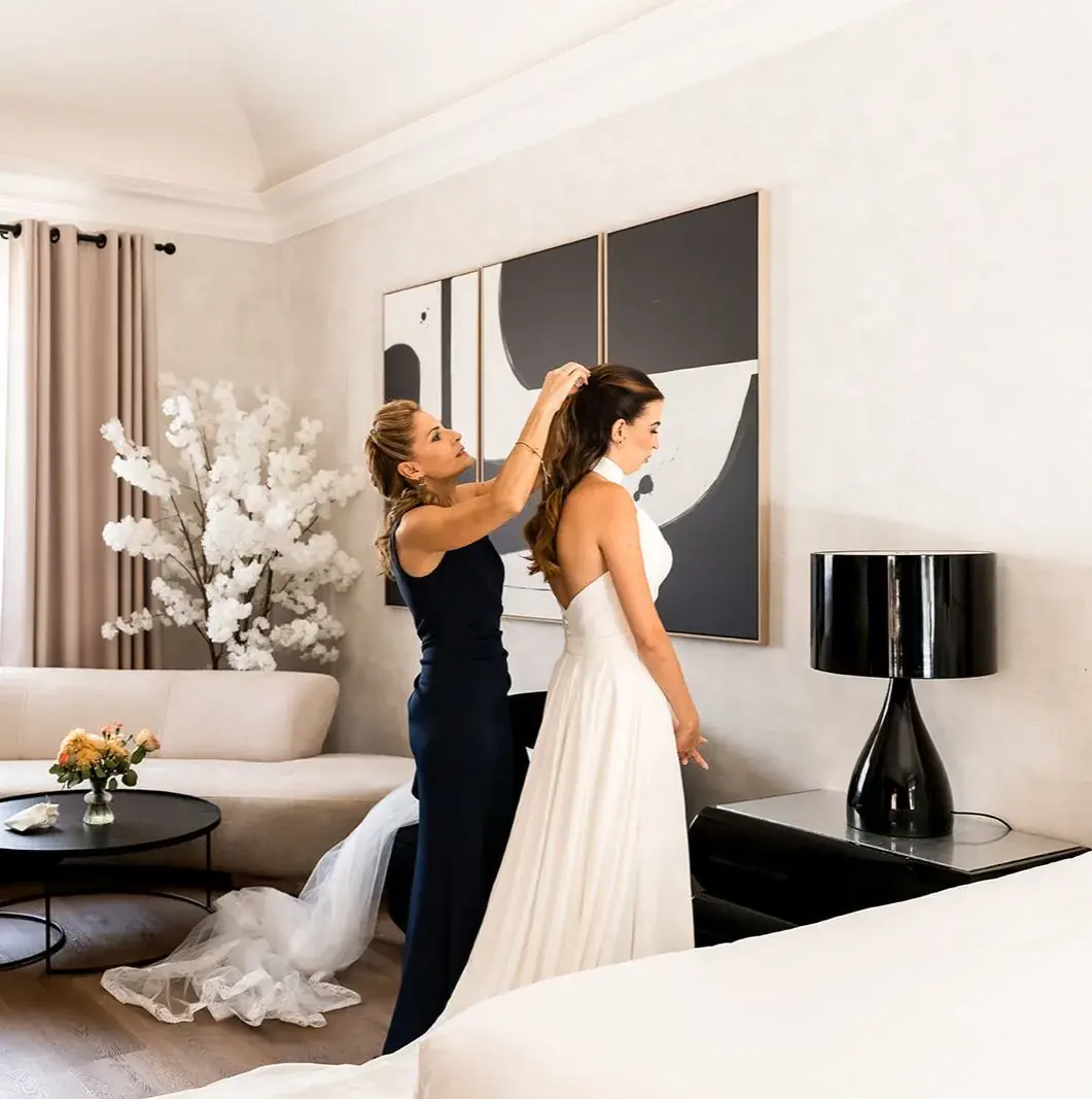 Estilista de Zache preparando el peinado de una novia